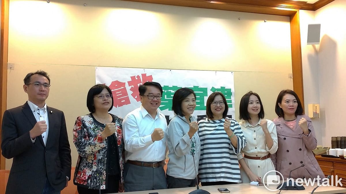 民進黨立委初選民調即將登場，第一選區因立委葉宜津(右4)在市長初選後意識到連任危機，日前與立院同仁、黨內議員同台喊出「南北總動員、搶救葉宜津」。    圖：新頭殼資料照片