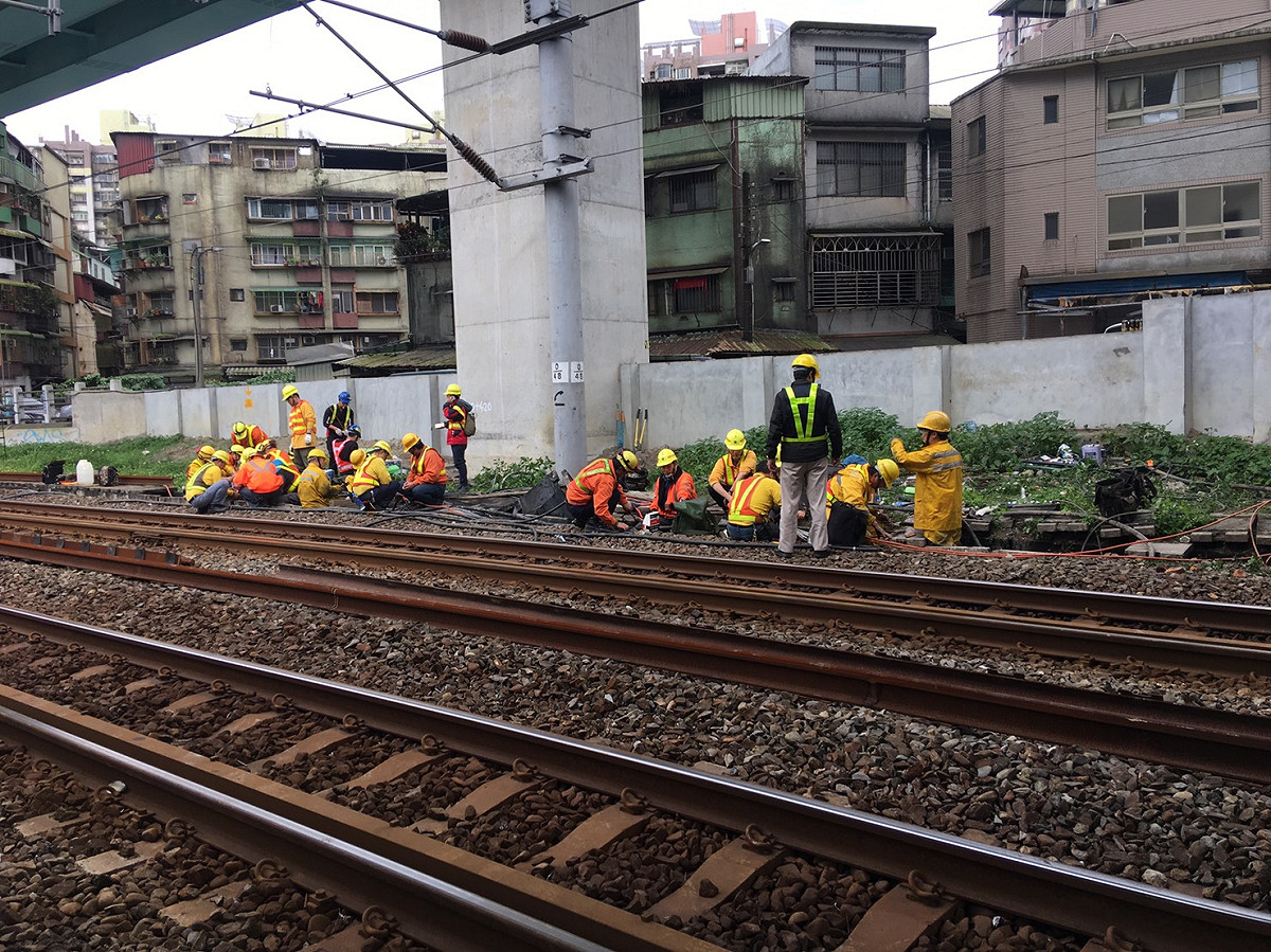 因下午花蓮地震，台鐵多路段請經工、電單位派員巡查路線及電車線設備。 圖：台鐵/提供 (資料照片)