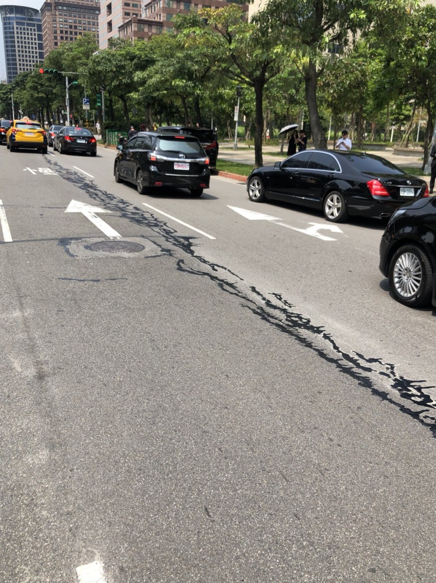 台北市松仁路傳出道路龜裂，北市府表示，經信義分局派員前往現地勘查，係為柏油灑落，無安全顧慮。 圖：翻攝自爆廢公社二館