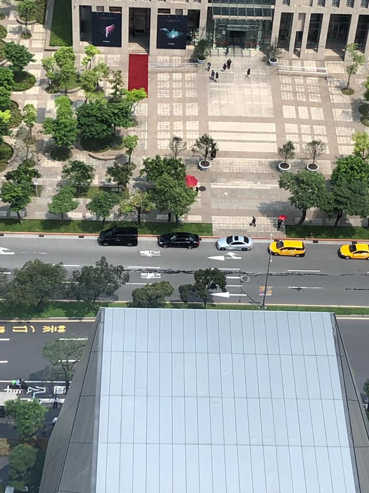 台北市松仁路傳出道路龜裂，北市府表示，經信義分局派員前往現地勘查，係為柏油灑落，無安全顧慮。 圖：翻攝自爆廢公社二館