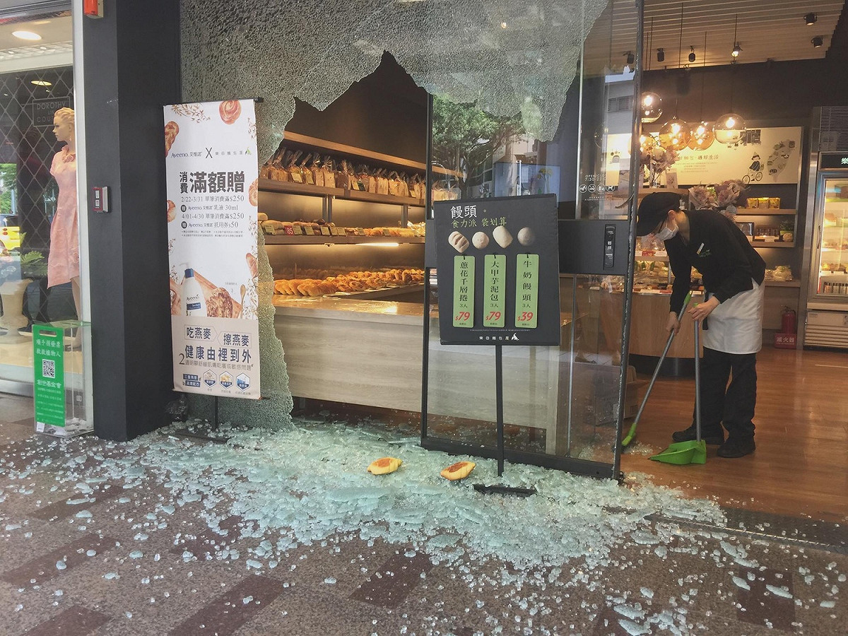 北市基隆路、和平東路口一家麵包店的玻璃被地震震破。 圖：讀者方先生/提供