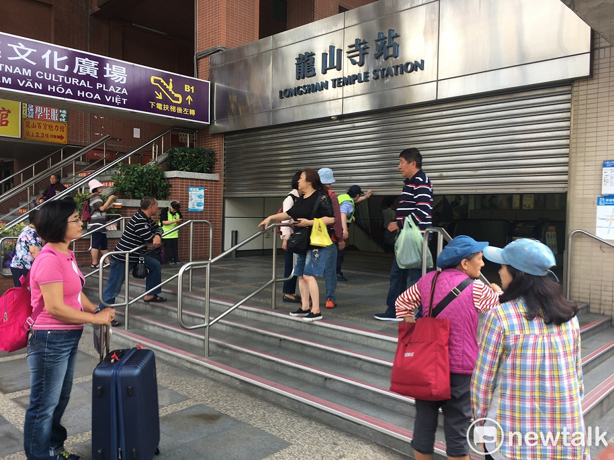 花蓮6.1強震，台北震度達到四級，捷運因而短暫停駛。圖為捷運龍山寺站。 圖：張良一/攝