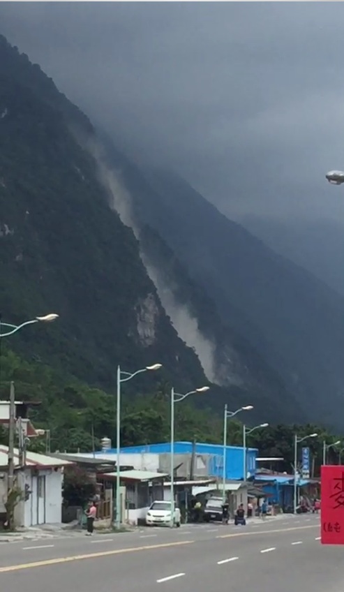 18日下午13:01規模6.1地震，傳花蓮崇德山區岩壁崩落。 圖：翻攝網路