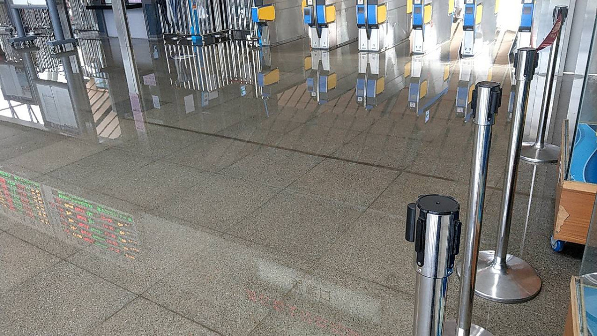 花蓮站大廳因地震致水管斷裂而發生漏水，目前已初步搶修停止漏水。 圖：台鐵/提供