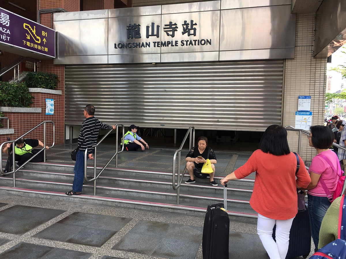 今（18）日下午1時1分發生芮氏規模6.1地震，讓北捷拉起鐵門關閉停駛 圖：張良一／攝