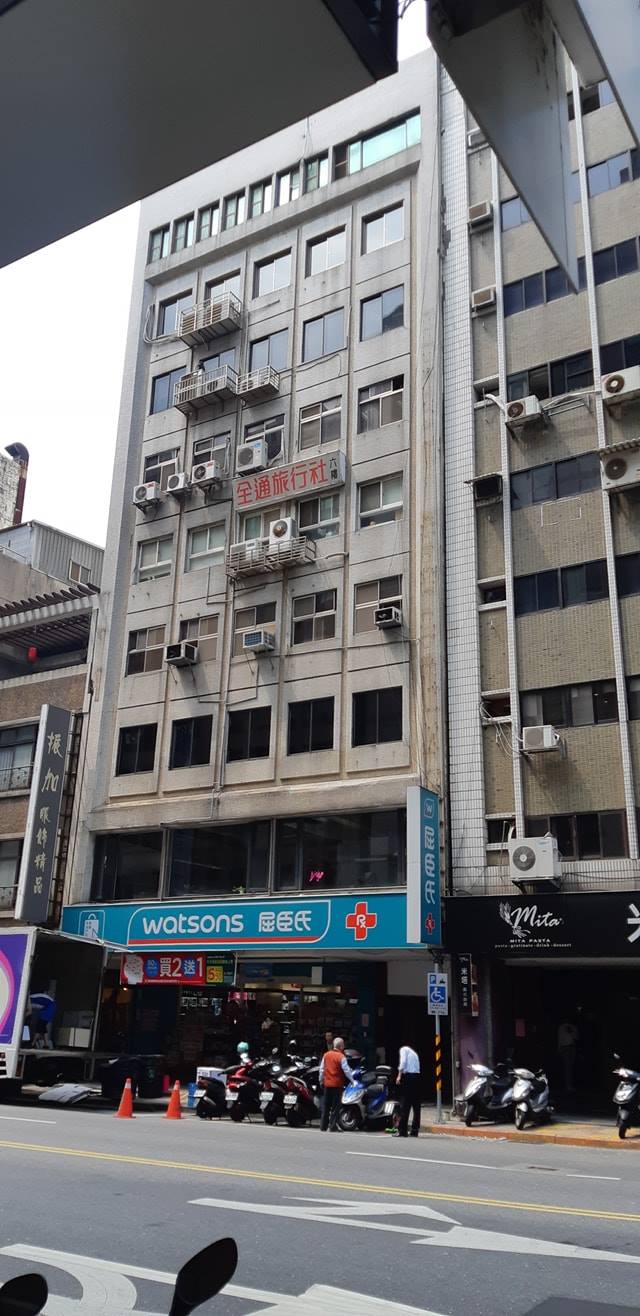 台北市長安東路一棟大樓七樓以上斷裂，現場已經拉起封鎖線。 圖：翻攝自臉書粉絲頁「麵包師傅的蔥油餅」