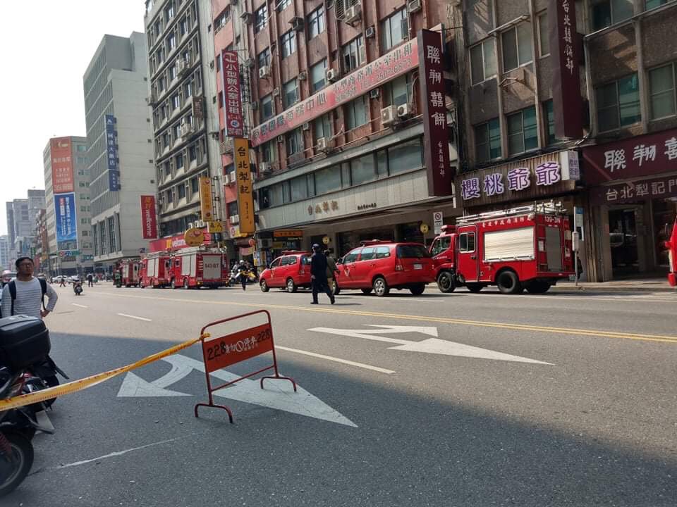 北市長安東路大樓因地震造成傾斜，警方已在長安東路拉起封鎖線。 圖：易小文/提供