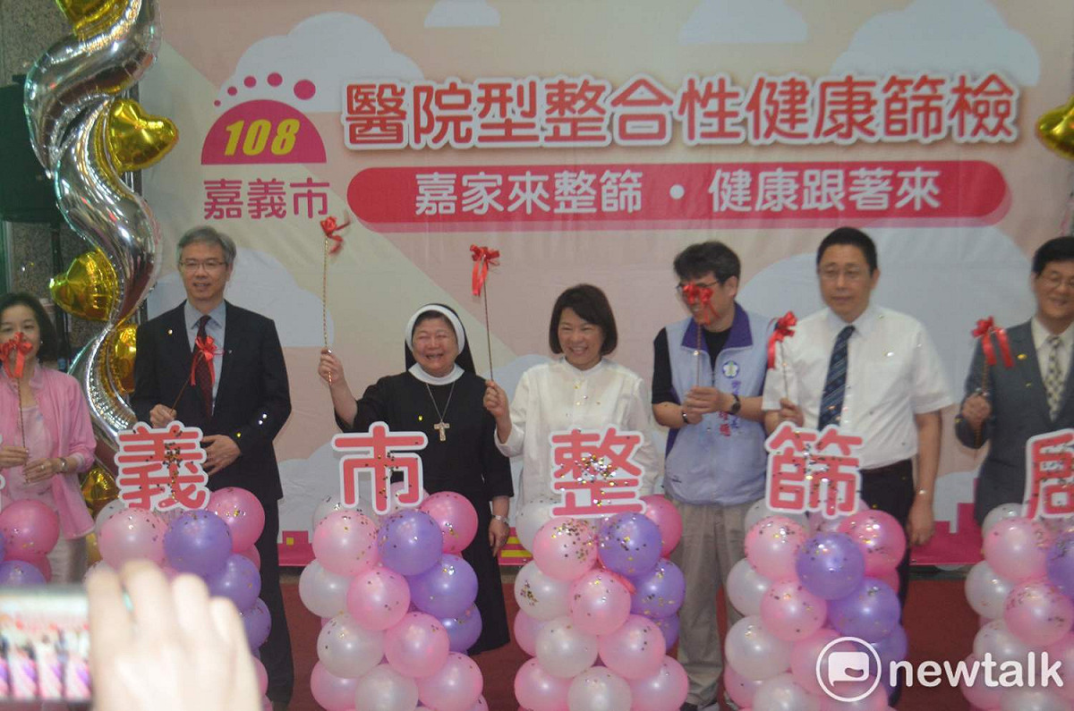 嘉義市醫院型整合性健康篩檢今天啟動，由市長黃敏惠等人共同主持。 圖：蔡坤龍/攝