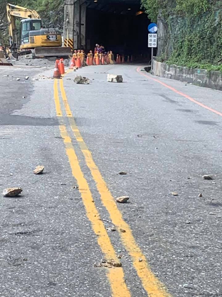 0418花蓮地震，蘇花公路傳零星落石。 圖：翻攝蘇花公路即時路況臉書