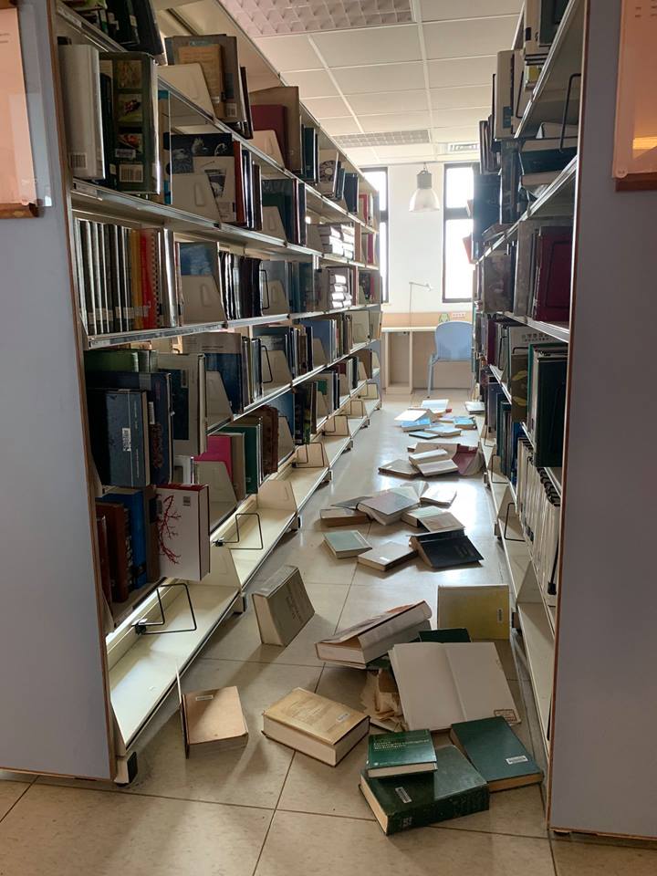 圖書館5-7樓部分書架書籍掉落。 圖：翻攝自國立臺灣師範大學圖書館公館分館Gongguan Ntnulib