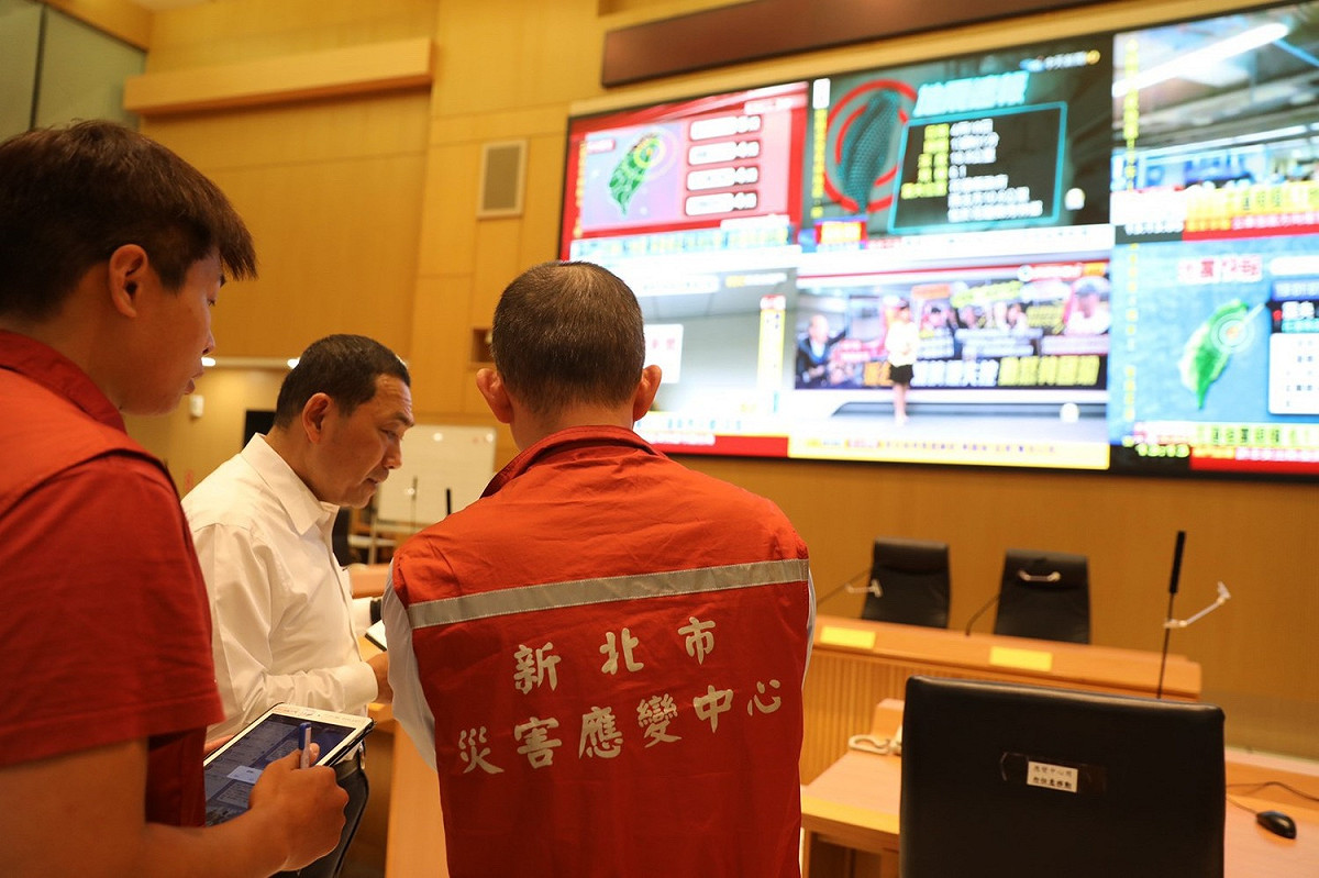 新北市長侯友宜地震發生後，立即進駐災變中心了解有無災情。 圖：新北市政府提供