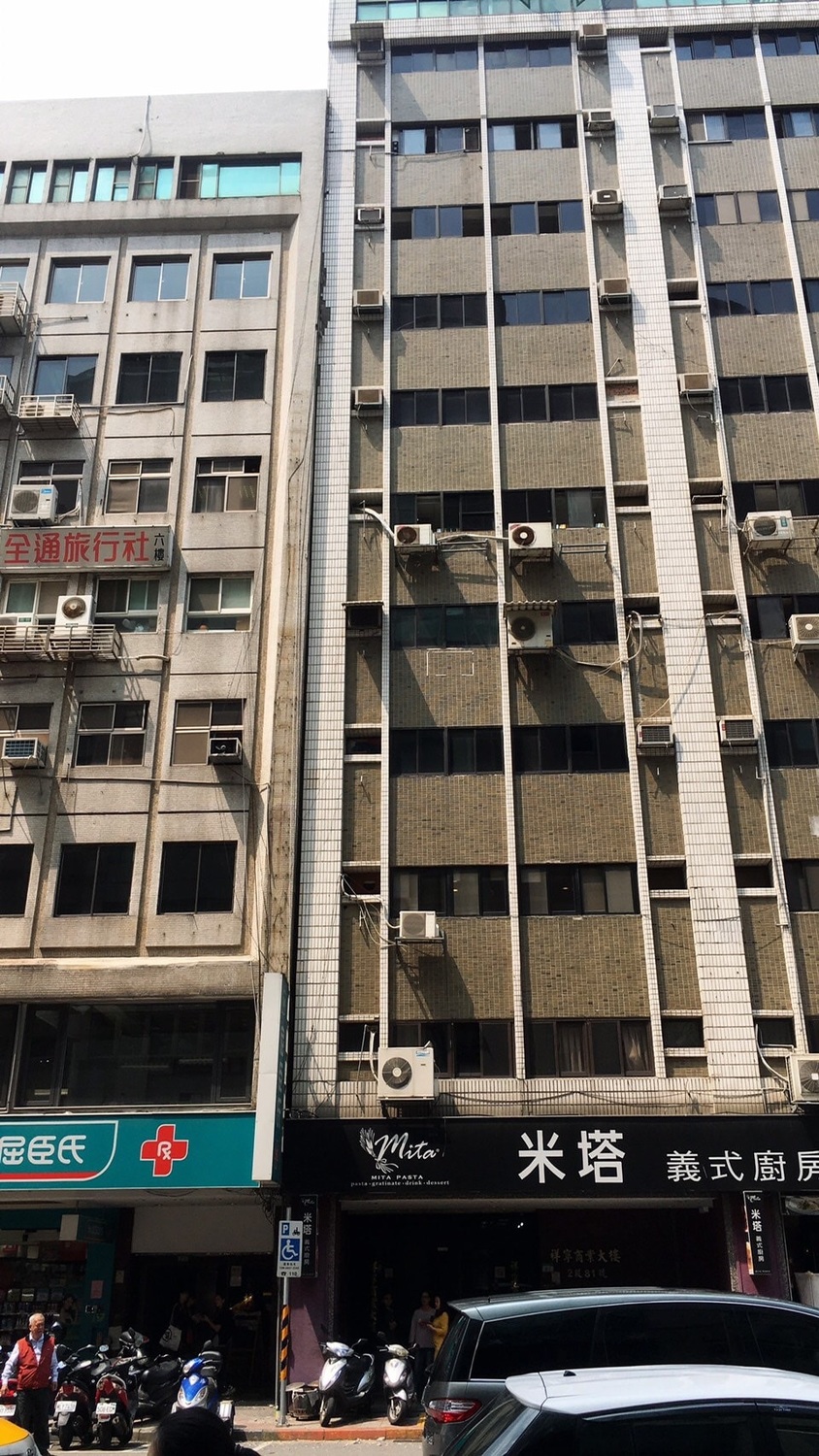 花蓮規模6.1強震，台北市長安東路二段77號、81號建築物傾斜。 圖：北市消防局 / 提供