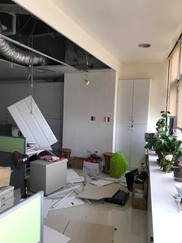 衛福部人員劉越萍臉書分享，花蓮地區18日下午地牛翻身，位於南港的衛生福利部大樓有多處天花板大片掉落，現場一片狼藉。 圖：翻攝自 劉越萍 臉書