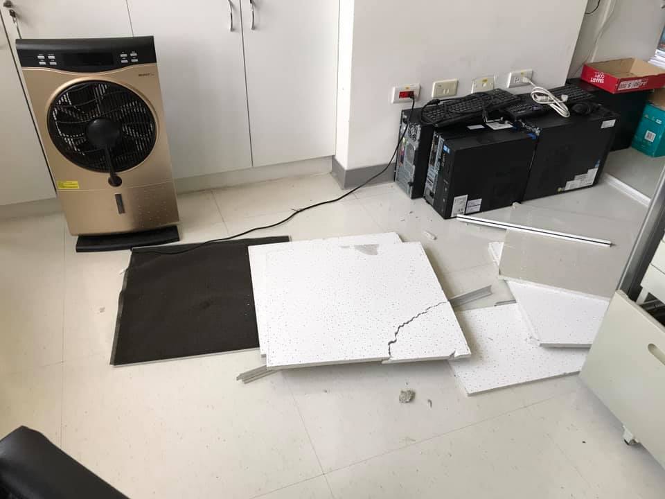 衛福部人員劉越萍臉書分享，花蓮地區18日下午地牛翻身，位於南港的衛生福利部大樓有多處天花板大片掉落，現場一片狼藉。 圖：翻攝自 劉越萍 臉書
