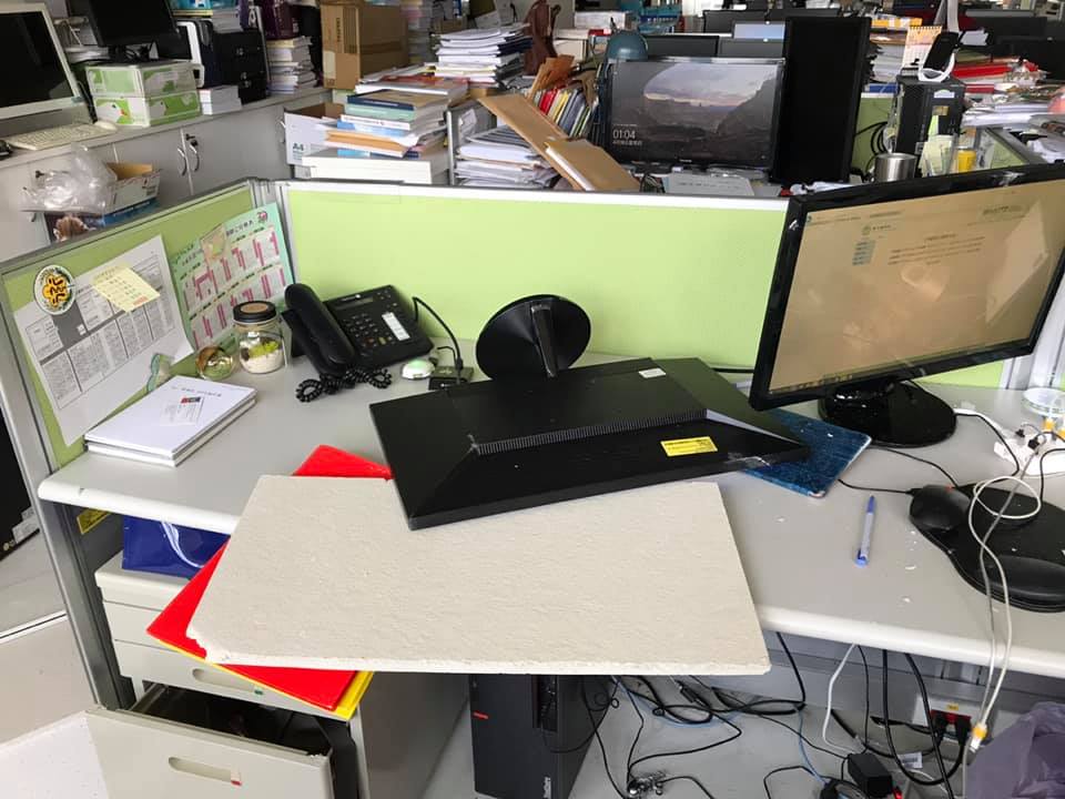 衛福部人員劉越萍臉書分享，花蓮地區18日下午地牛翻身，位於南港的衛生福利部大樓有多處天花板大片掉落，現場一片狼藉。 圖：翻攝自 劉越萍 臉書