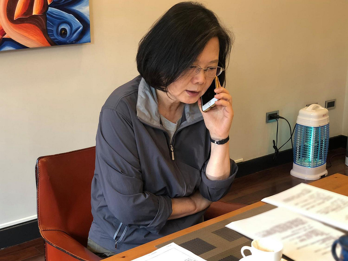 蔡英文總統今（18）天下午在臉書po文表示，剛剛約三點時，接到行政院長蘇貞昌的電話回報，告知目前行政團隊對地震後的應處情形。 圖：擷自蔡英文臉書