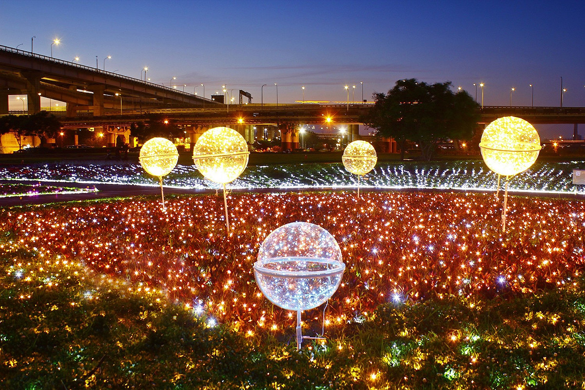 夜間的蝴蝶公園以50萬顆LED燈泡打造光雕地景。 圖／新北市水利局提供