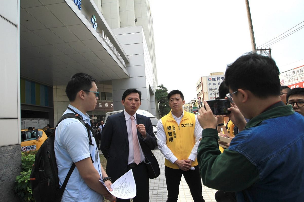 黃國昌與桃園市議員簡智翔等人一起前往現場勘查。 圖：黃國昌辦公室提供