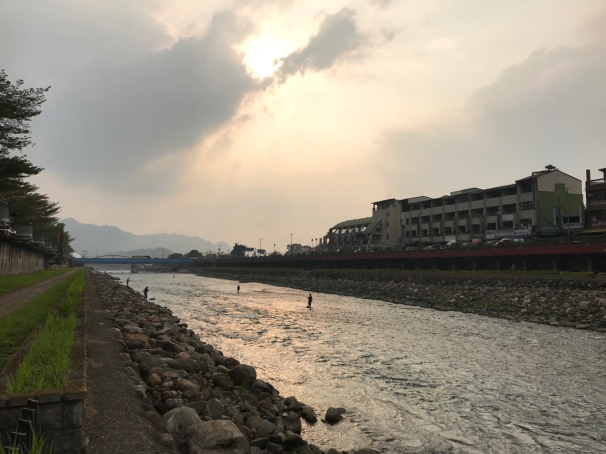明天就要變天了！中央氣象局表示，明（19）日受到華南雲雨區東移影響，中部以北地區有短暫陣雨或雷雨。 圖：葉宜哲/提供