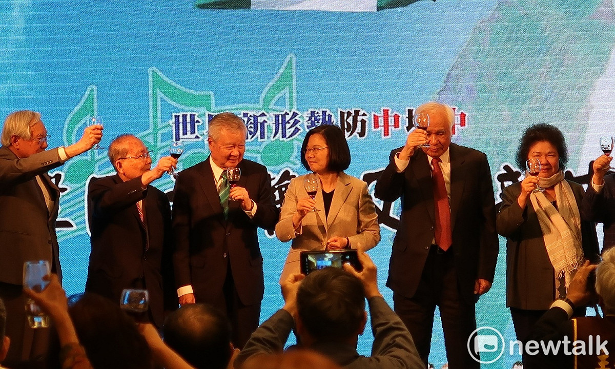 總統蔡英文18日舉杯向台下致意。 圖：林朝億/攝