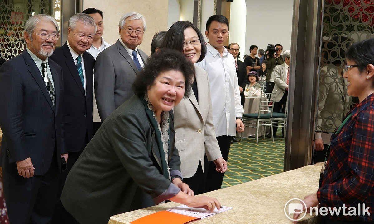 總統蔡英文與總統府秘書長陳菊18日出席台灣國家聯盟募款餐會。 圖：林朝億/攝