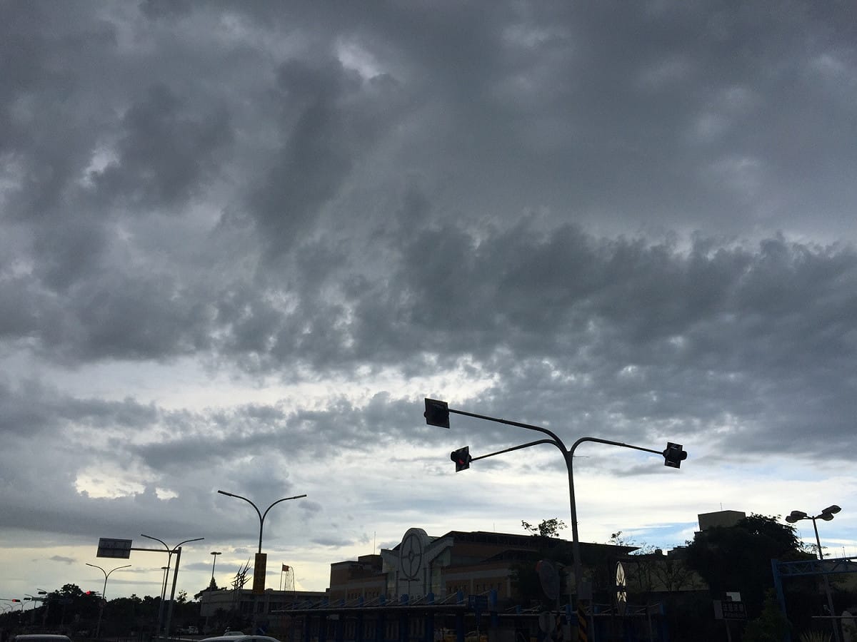 中央氣象局今（19）日表示，受到華南雲雨區東移影響，各地天氣轉趨不穩定。 圖：葉宜哲/攝