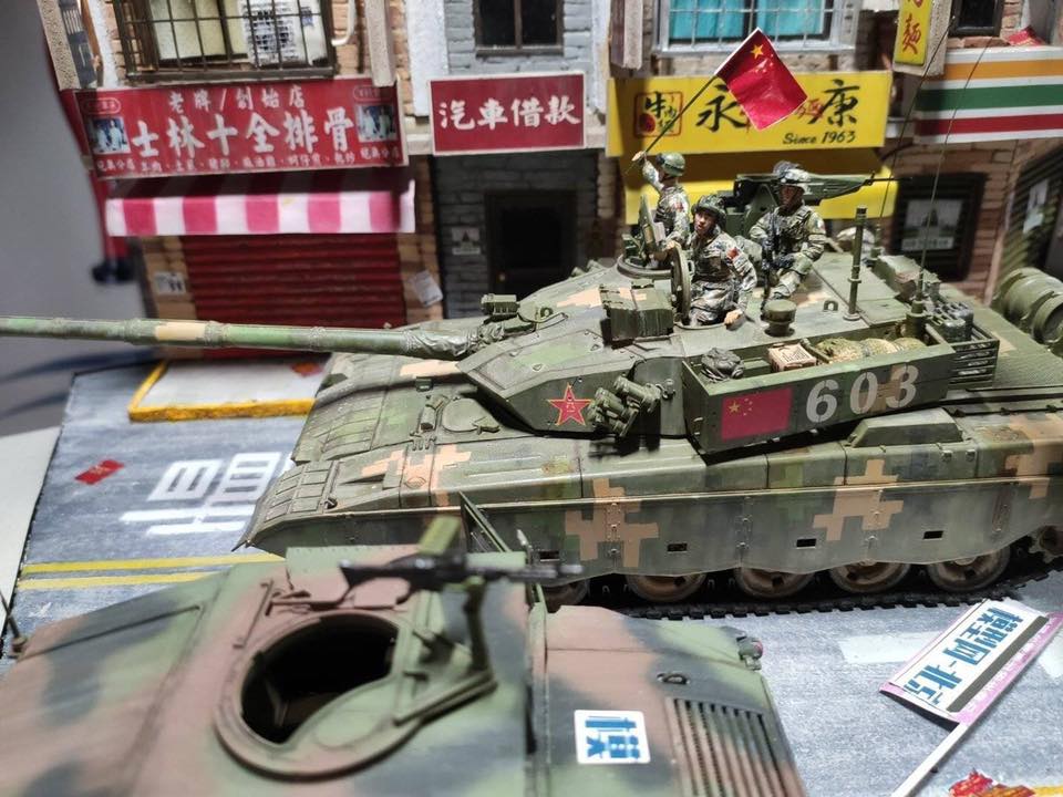 桃園市議員王浩宇19日在臉書PO出數張模型照，引發熱議震撼。畫面上，解放軍的坦克開上街頭，背景是台灣的「7-11」、「永康牛肉麵」，甚至還有路標指向往台北和基隆。王浩宇以「畫面大概會是這樣」為題，問「一定要解放軍真的打過來了，大家才會珍惜我們的國家嗎？」 圖：翻攝王浩宇臉書