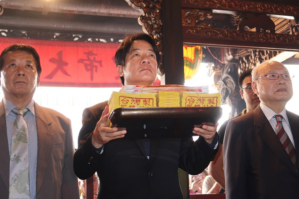 前行政院長賴清德19日在台北保安宮參拜。 圖：林朝億/攝