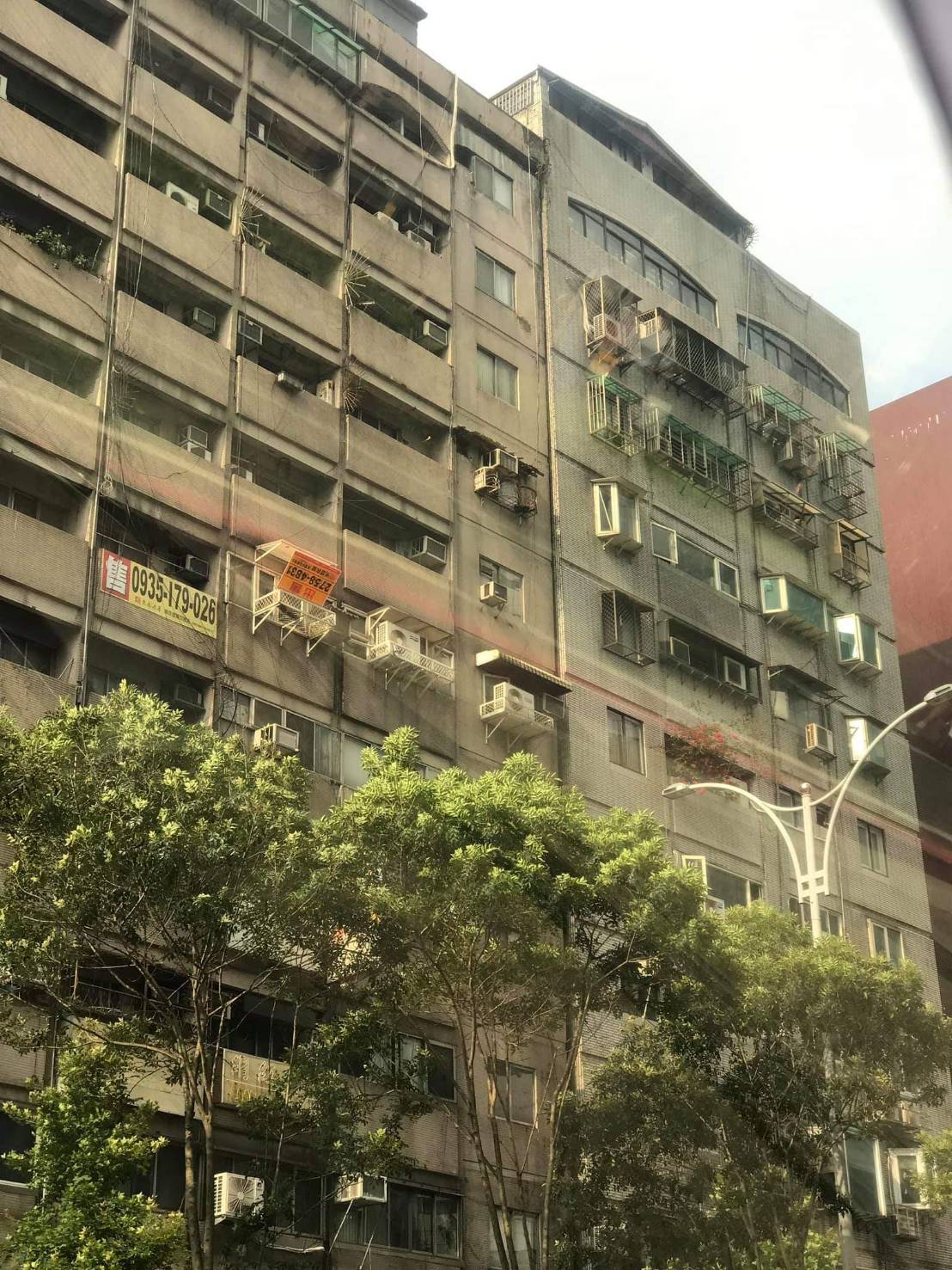 台北市信義路上的一棟大樓，在0418花蓮地震中傳出傾斜，緊緊靠在隔壁的大樓旁。 圖 : 羅仁宏/提供