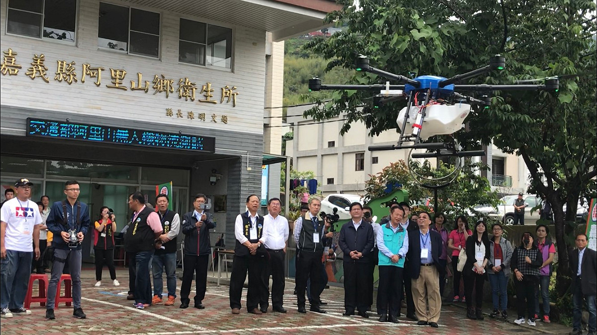 交通部現場操作無人機示範運送物品。 圖：交通部/提供