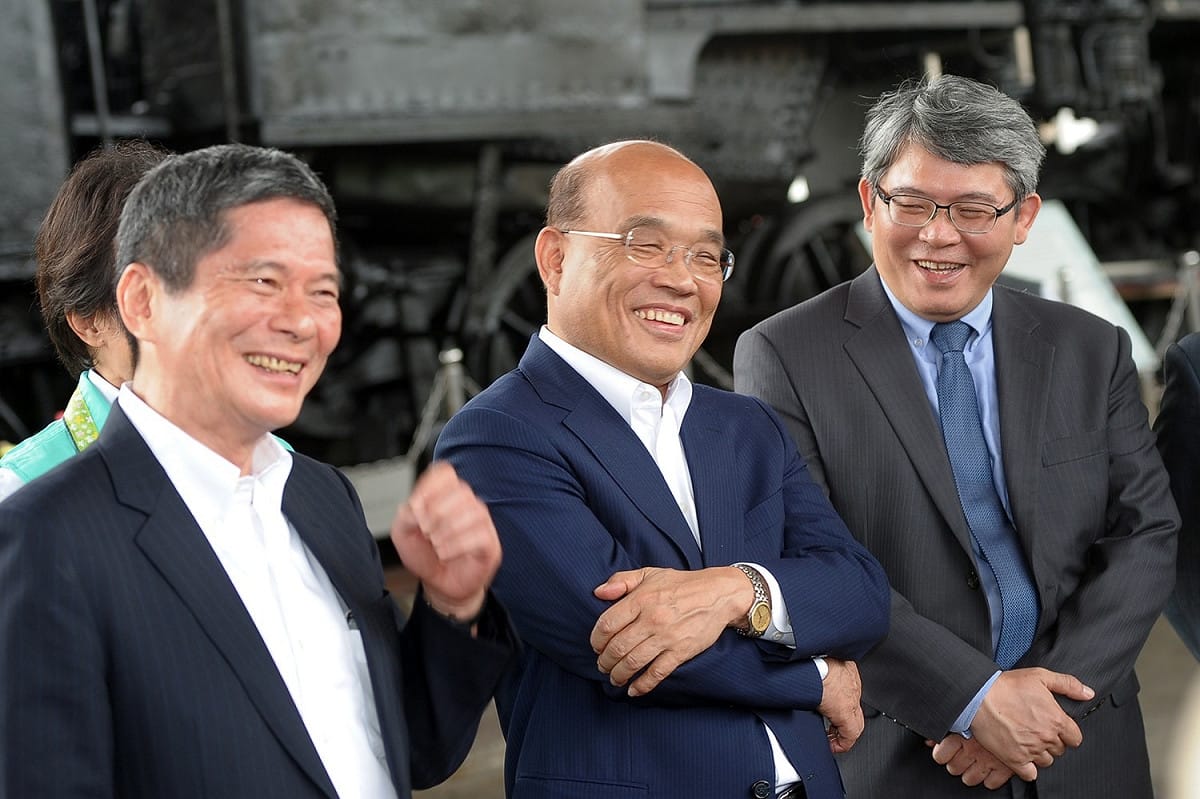 行政院長蘇貞昌今（19）天到苗栗縣視察台鐵鐵道博物館，右為內政部次長花敬群，左為客委會主委李永得。 圖：行政院提供