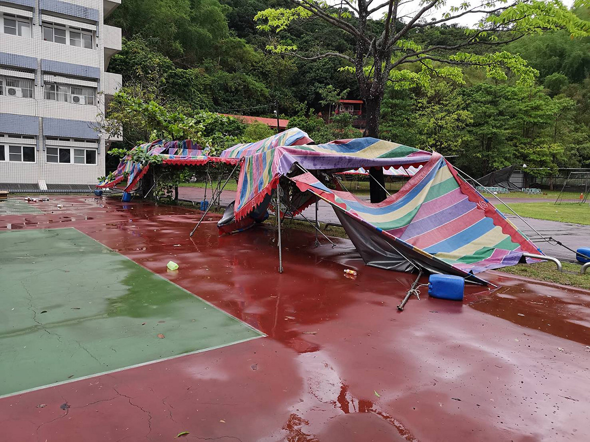 旗美高中內校園運動會的活動帳篷疑似不敵狂風吹拂而倒塌。 圖：翻攝自網路