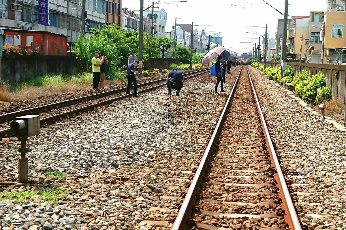 台鐵501次莒光號撞上一名擅闖平交道的行人，大湖到路竹間暫以西線單線雙向行車。 圖：台鐵局／提供