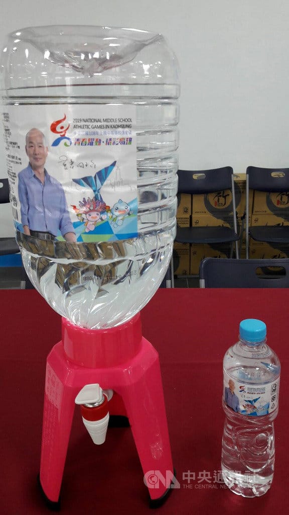 造神?全中運飲用水印韓國瑜照 教育局:市政會議通過
