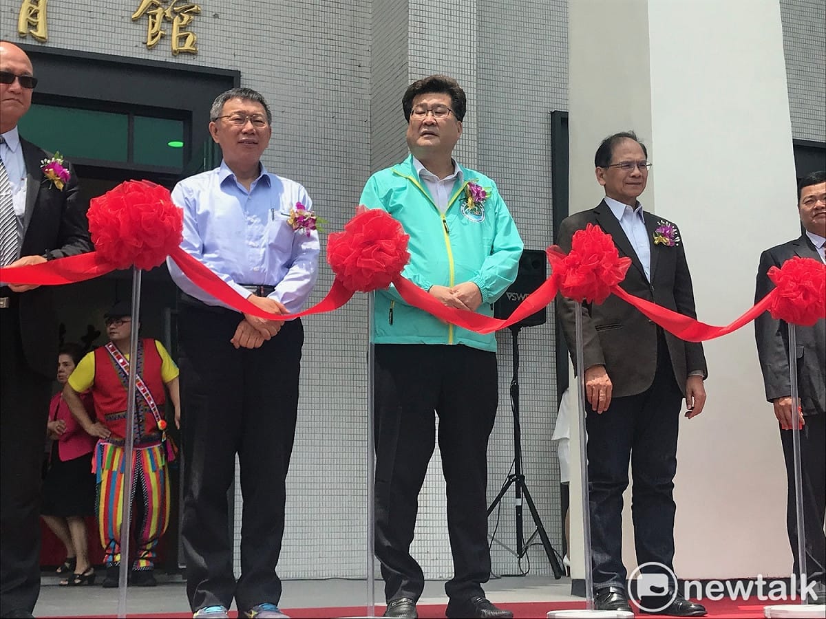 台北市長柯文哲（左起）、民進黨北市議員林世宗、前行政院長游錫堃今日出席台北海洋科技大學剪綵儀式。 圖：周煊惠 ／攝