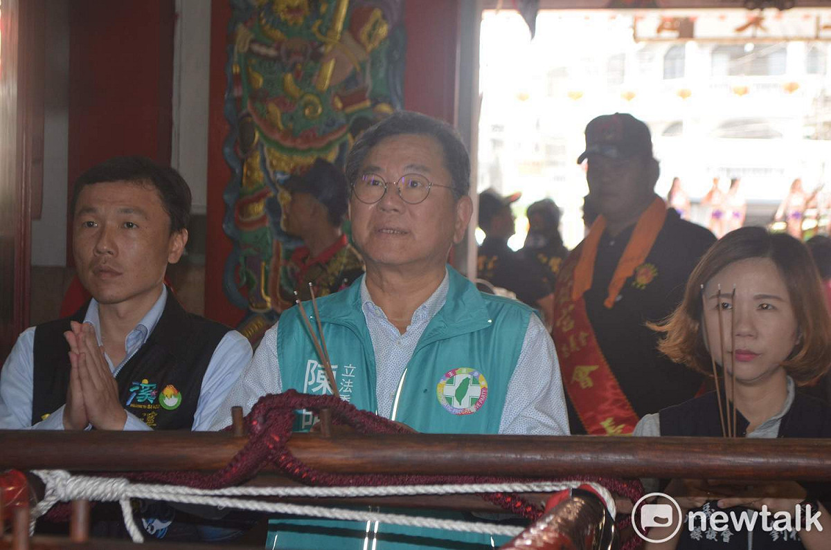 競選連任的嘉義縣立委陳明文今天到嘉義縣溪口鄉北極殿上香。 圖：蔡坤龍/攝