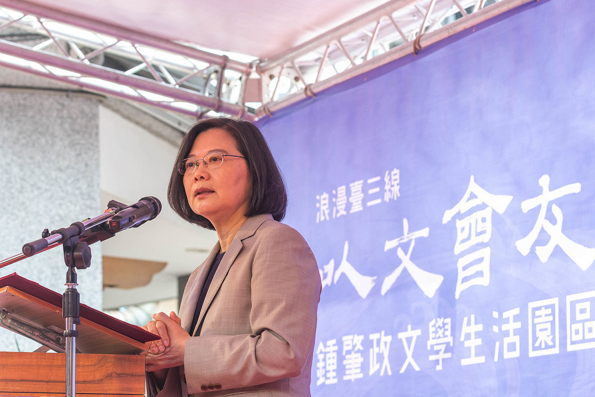 總統蔡英文參加「鍾肇政文學生活園區」揭牌典禮，台上致詞。 圖：客家委員會/提供