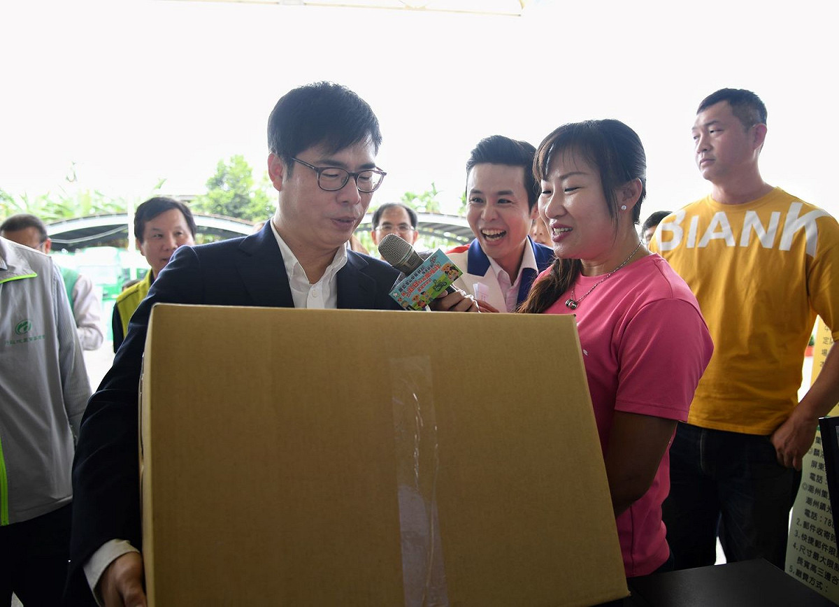 陳其邁表示很感謝因有中華郵政的協助而解決問題，讓民眾可直接收到來自產地的新鮮農特產。 圖：行政院提供