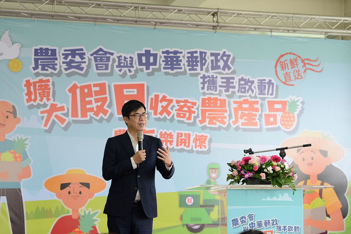 陳其邁指出在過年期間，屏東農民向他反映物流業者假日不收貨，影響農產運銷。 圖：行政院提供