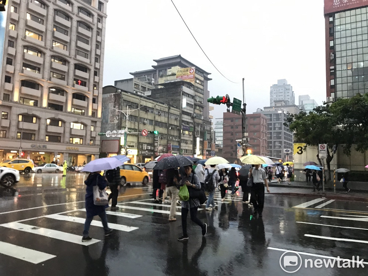 中央氣象局表示，今午後仍有局部短暫雷陣雨，外出請攜帶雨具備用。 圖：閻芝霖/攝