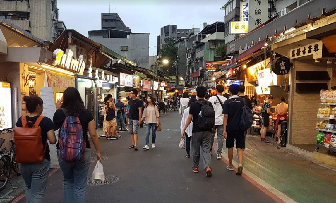 於師大夜市住宅區的一樓和地下一樓的餐廳，只要臨接5公尺以上道路，並取得該街廓50％以上住戶同意，即可申請就地合法。 圖：翻攝自google 地圖