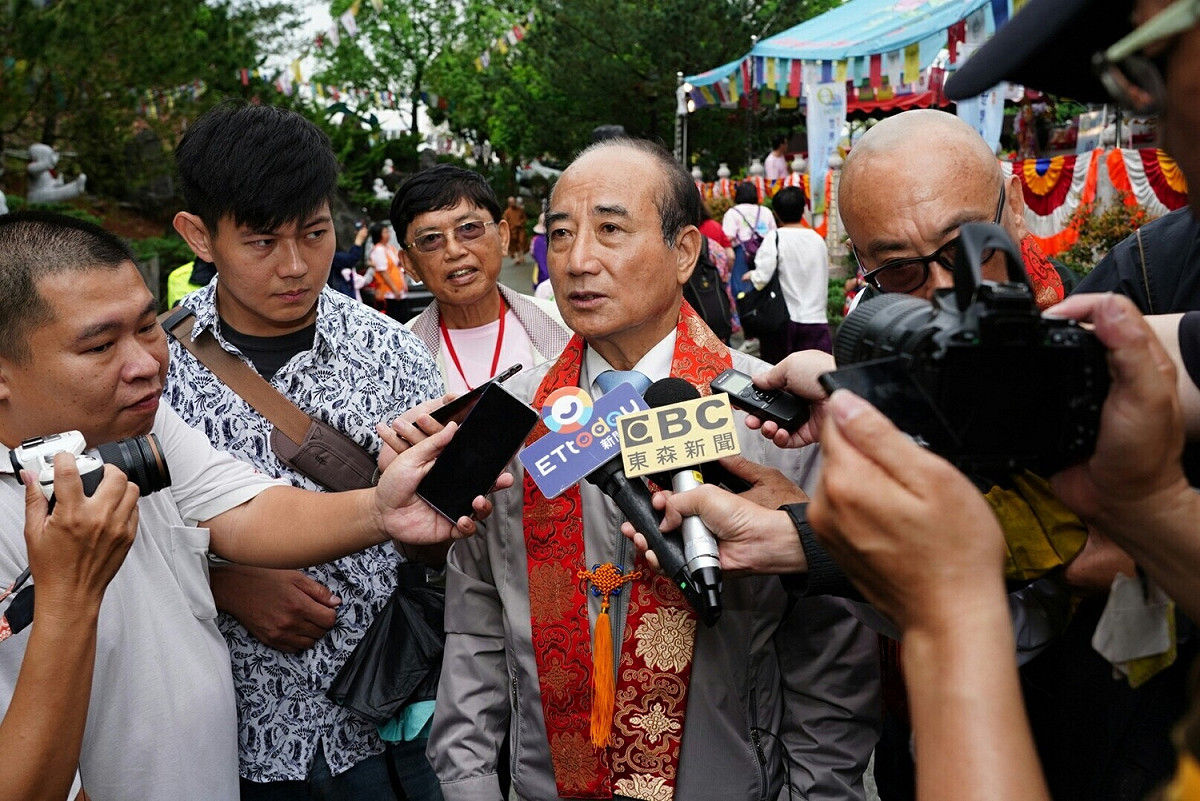 王金平出席六龜區妙崇寺的世界地球日教育宣導暨繞塔祈福活動。 圖 : 王金平/提供
