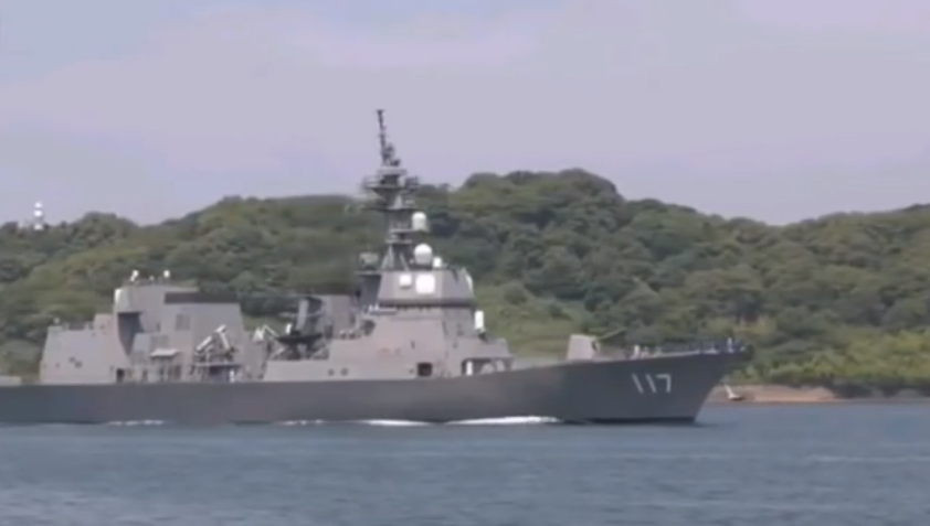 今天日本海上自衛隊派遣護衛艦涼月號航行進入中國青島港。 圖：翻攝自YouTube