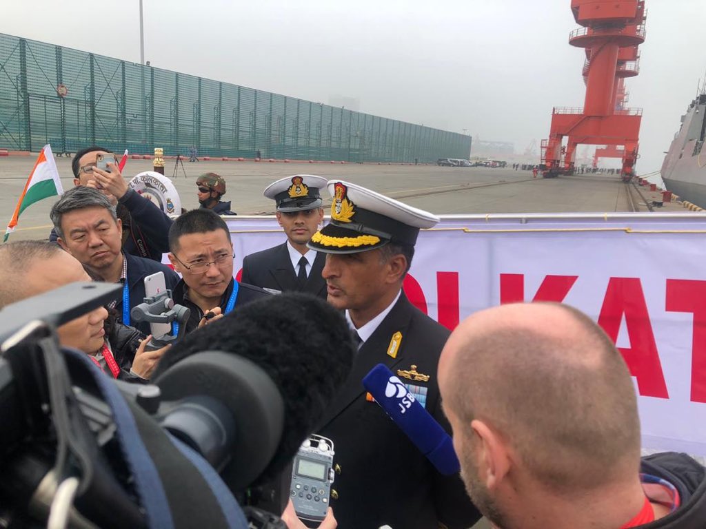印度隱形導彈驅逐艦「加爾各答」號抵達青島，艦長哈拉（右二）表示是在中國海軍協助下穿越敏感的台灣海峽。 圖：翻攝自印度海軍發言人推特