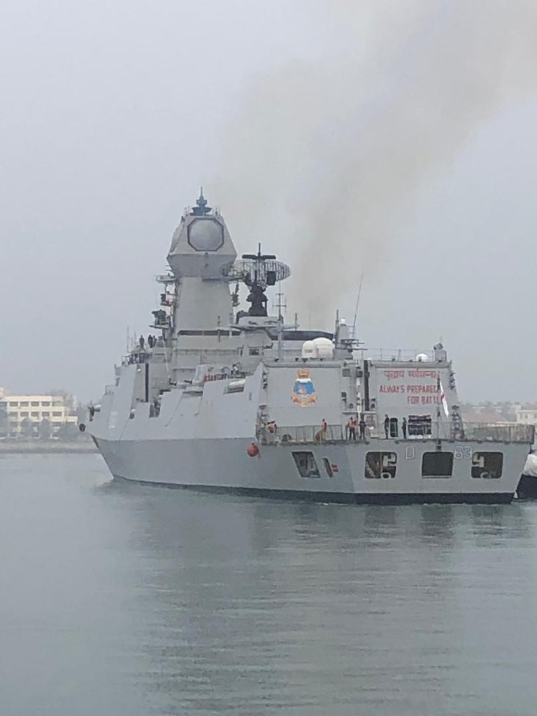 印度隱形導彈驅逐艦「加爾各答」號21日抵達中國青島，將參加中國海軍70周年活動。 圖：翻攝自印度海軍發言人推特