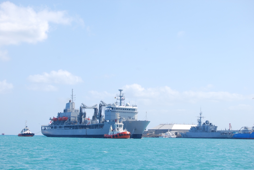日本驅逐艦「涼月號」懸掛二次世界大戰時期日軍的「旭日旗」，前往中國青島參加海上閱艦式。 圖：翻攝自ずいうん軍曹推特