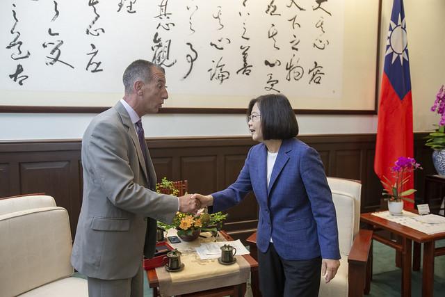 蔡英文總統今（22）天接見美國海外作戰退伍軍人協會總會長羅倫斯(Vincent B.J. Lawrence)。 圖：總統府提供