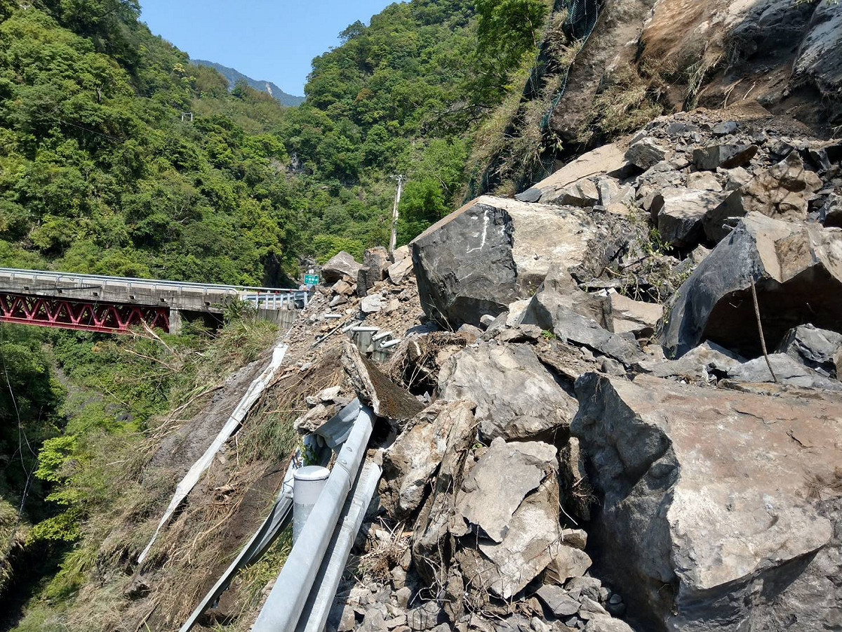 復興區台7線疑因受到上週地震影響，山壁土石鬆動，加上連日大雨，今早發生落石坍方意外。 圖：大溪分局／提供