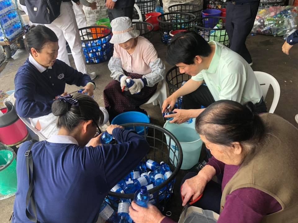 世界地球日的今天，為了響應環保行動，賴清德參與回收寶特瓶的工作，展現親民的一面。 圖：擷自賴清德臉書