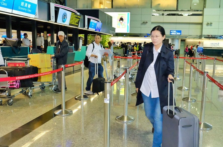 非政府組織工作者李明哲的妻子李凈瑜（前）22日下午搭機赴中國探視李明哲。 圖：中央社